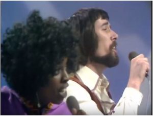 רוג'ר קוק ומדלן בל מלהקת המינק הכחול (צילום מסך: יוטיוב)