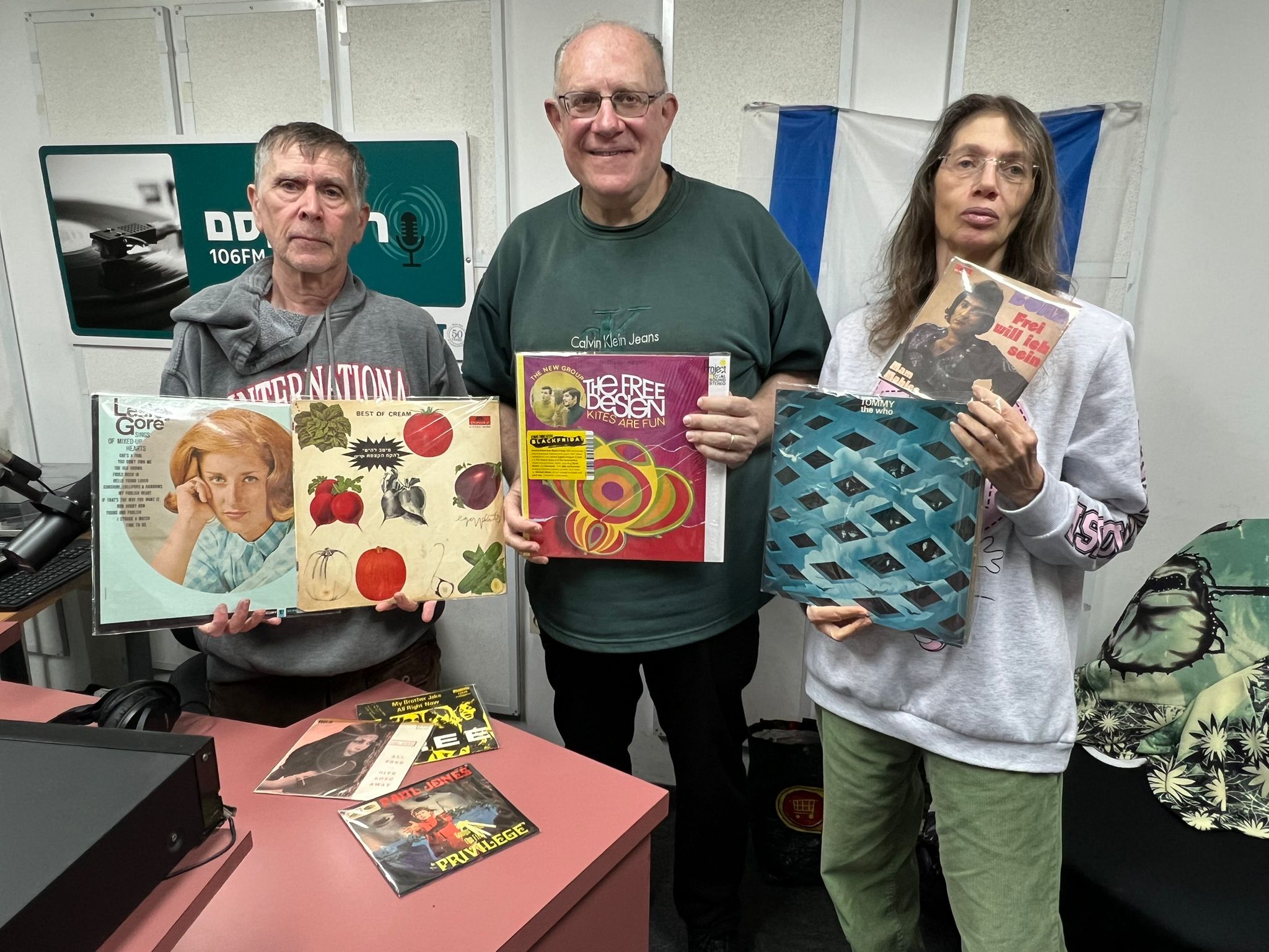 מעדן ויניל היום ברדיו קסם, 106 FM