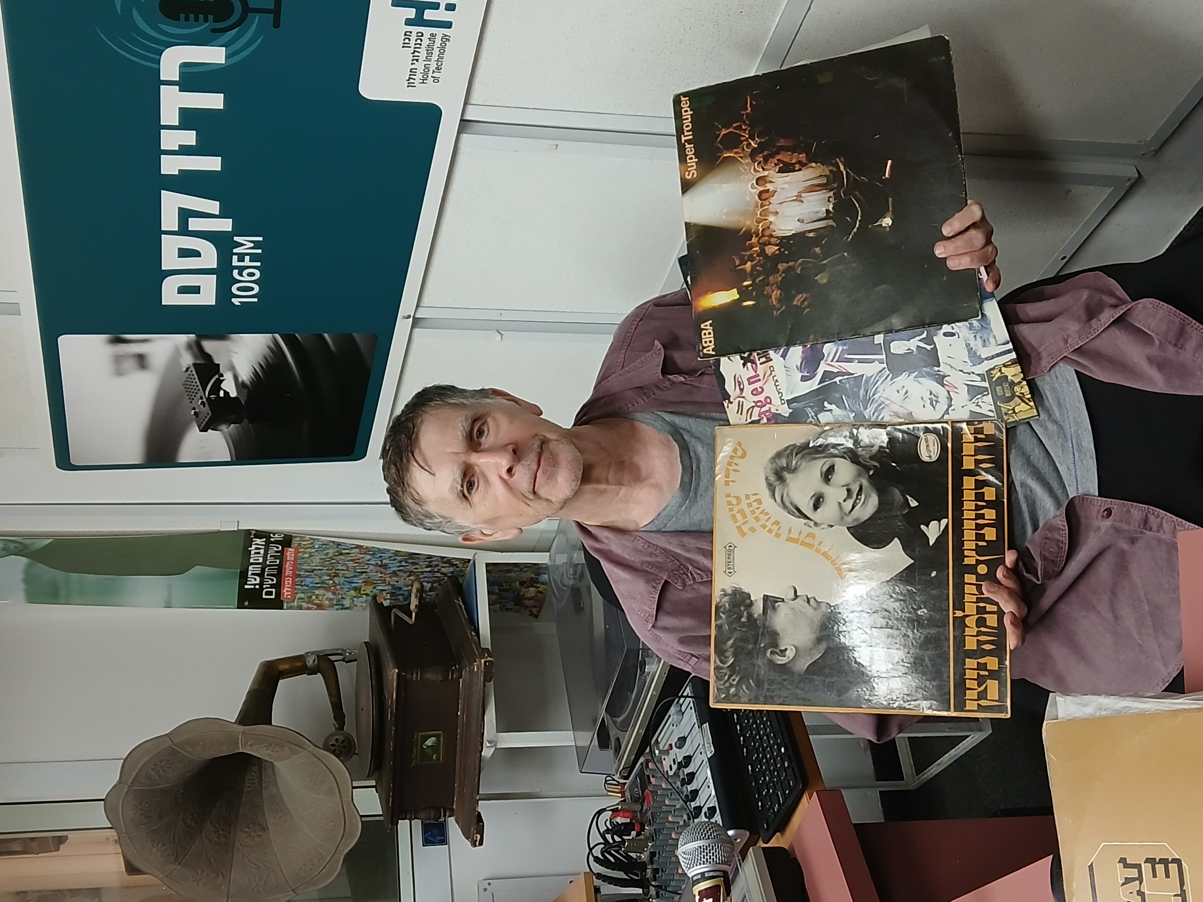 מעדן ויניל היום ברדיו קסם, 106 FM